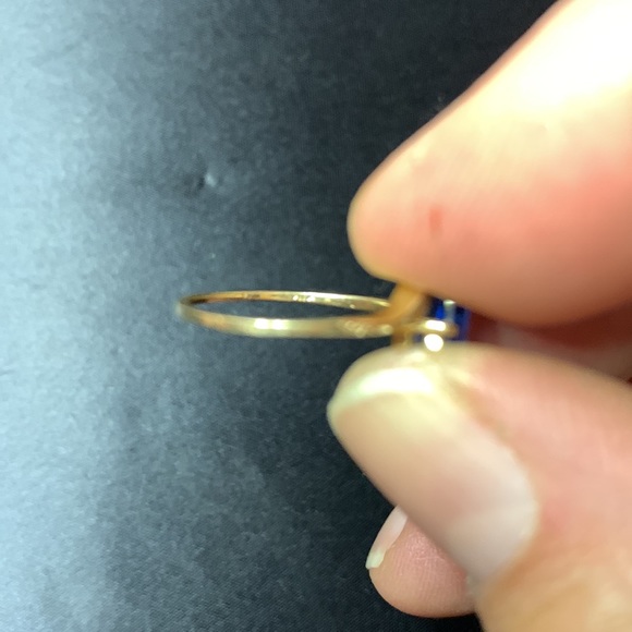 Beautiful sapphire in 10K solid gold - Picture 4 of 4